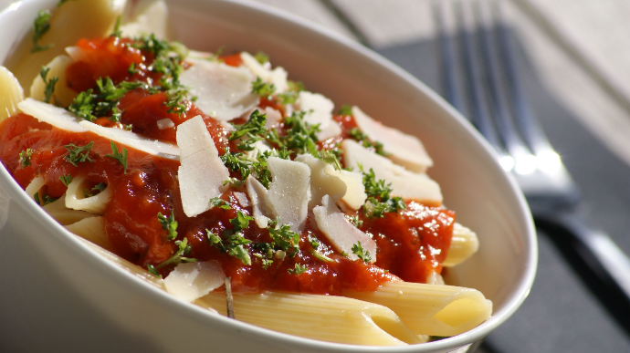 Pasta foodtruck bij een bedrijfsfeest