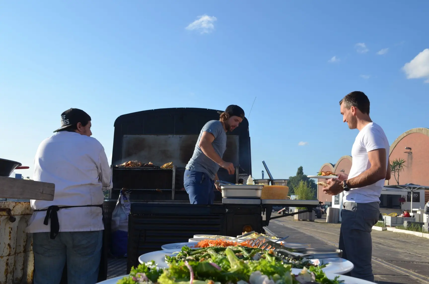 food serveren vanuit een foodtruck op je feest