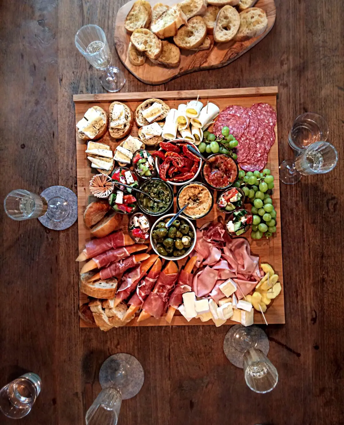 tapasplanken met olijven, kaas, charcuterie, hummus